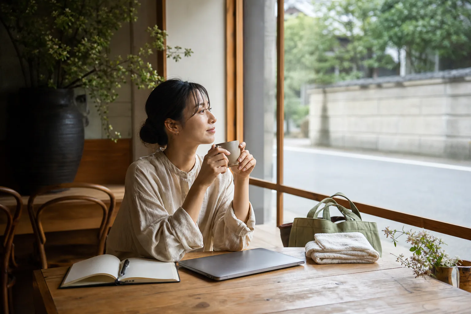 아침 햇살이 드는 일본 카페에서 커피를 마시며 잠시 쉬는 여행자