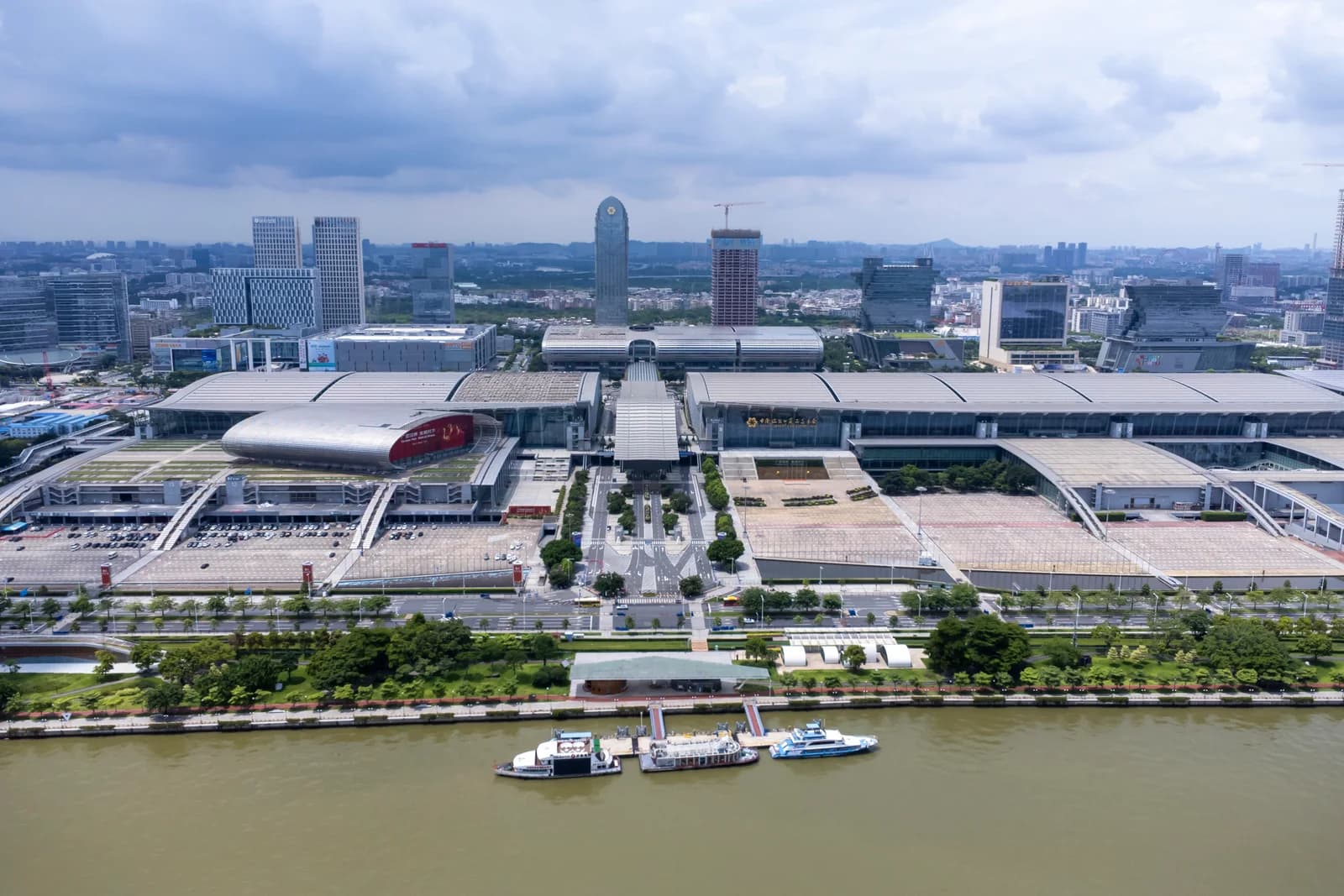 広州交易会の展示会場と珠江の全景
