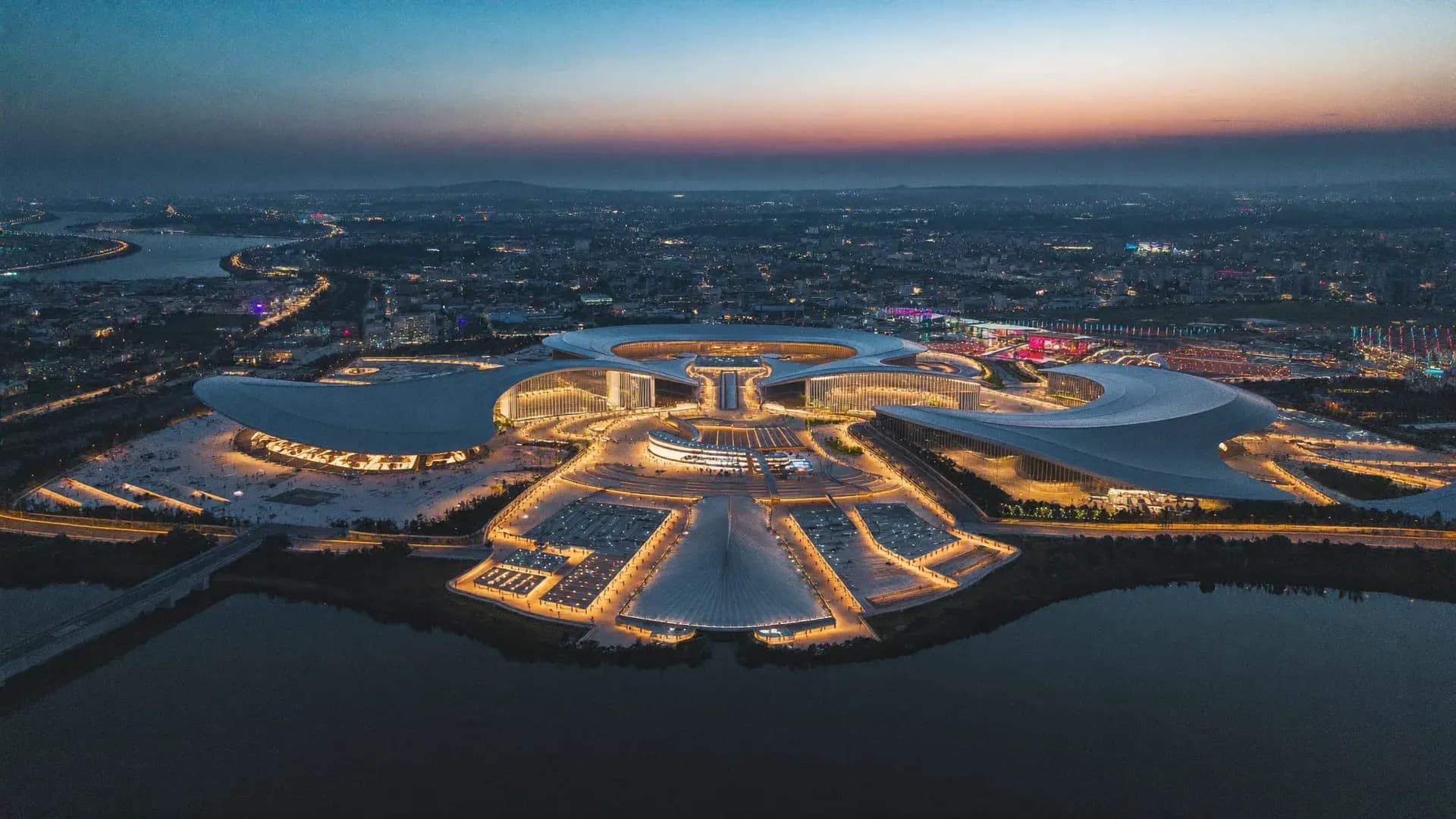 川辺に立つ大型展示場の夜景