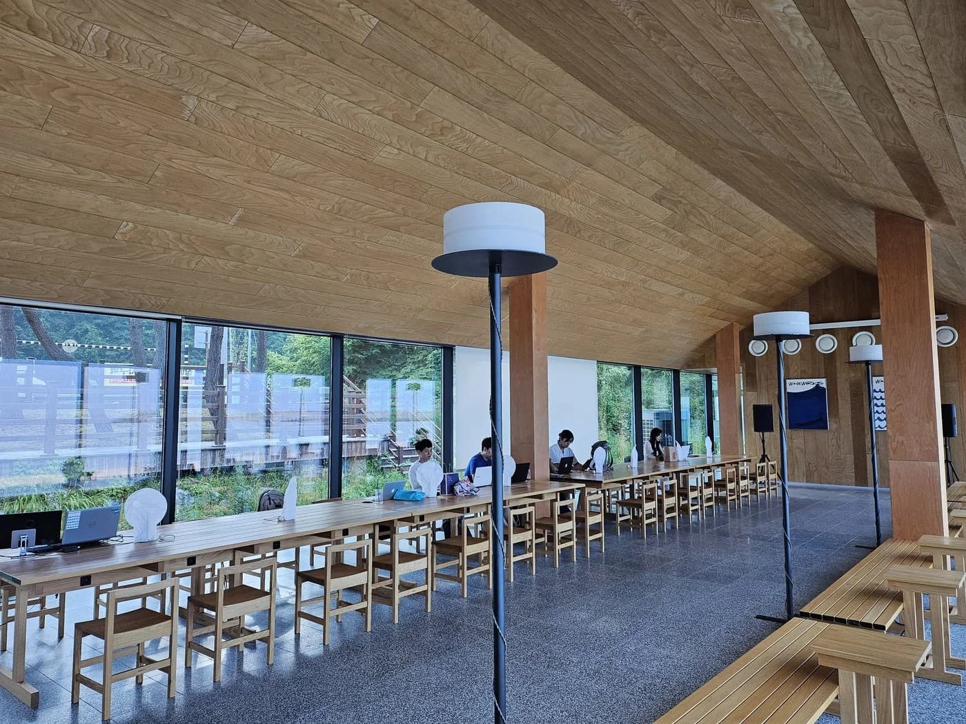 Processed photo published on the original Yangyang program page — seaside coworking hall