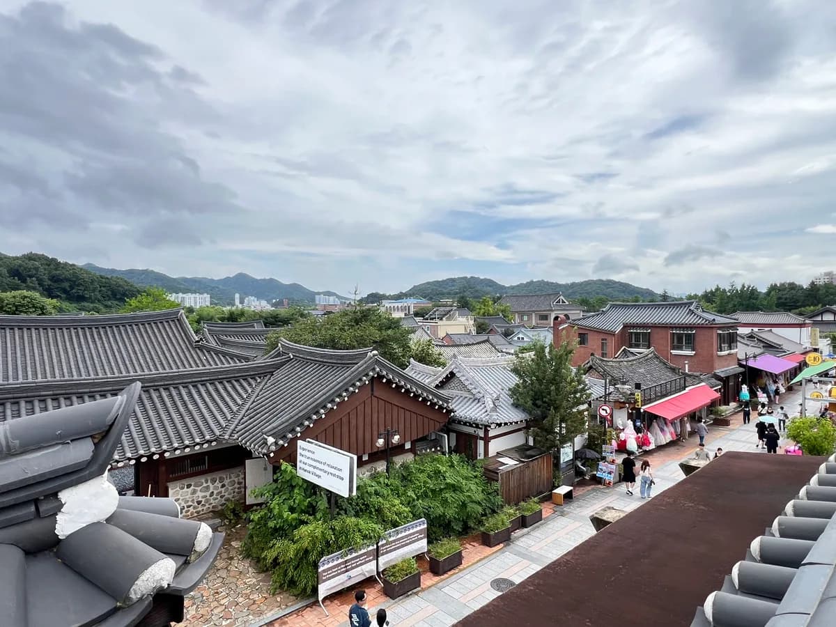 全州韓屋村の路地と韓屋の屋根
