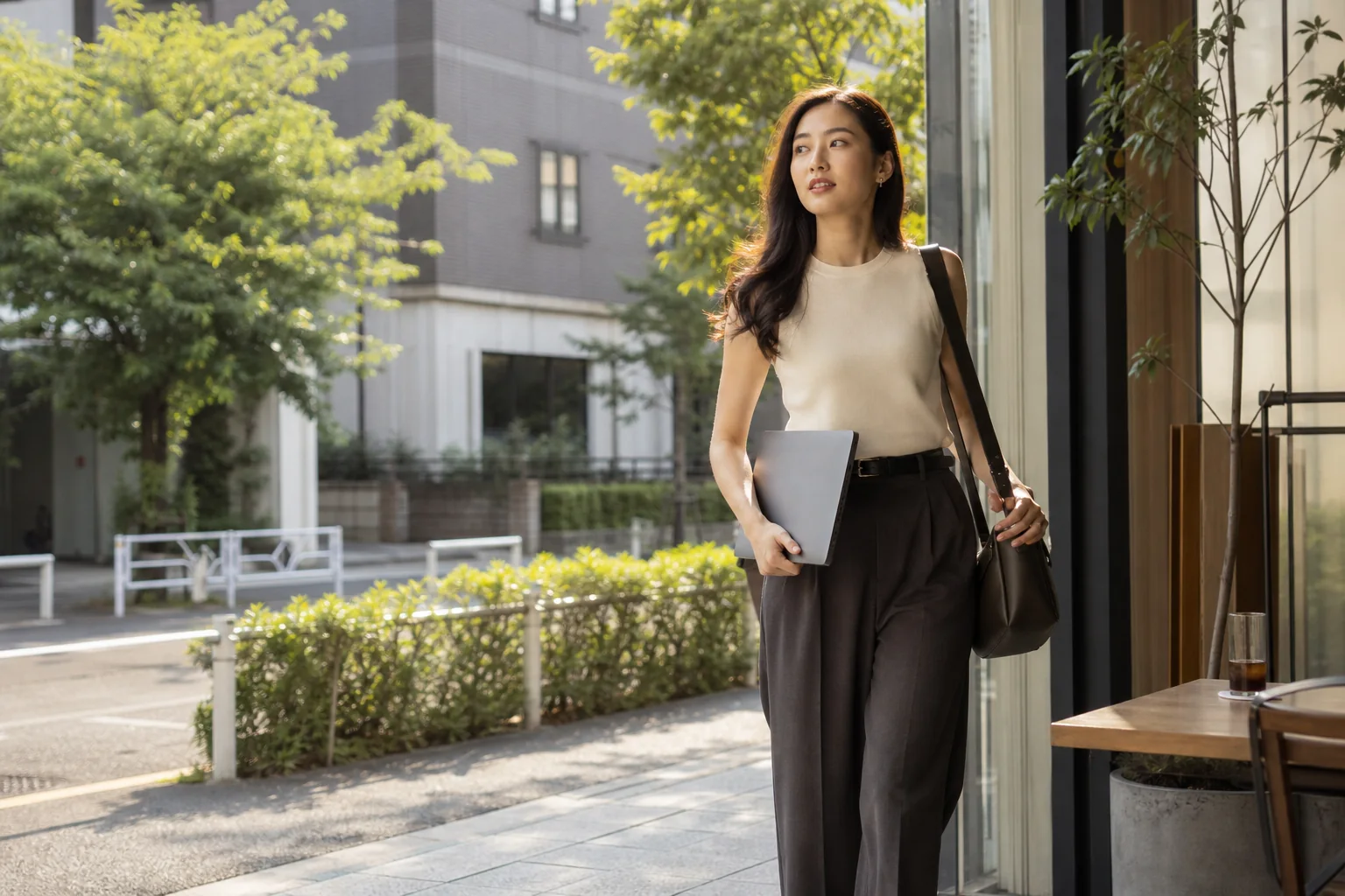 도쿄의 조용한 거리에서 노트북을 들고 이동하는 여행자