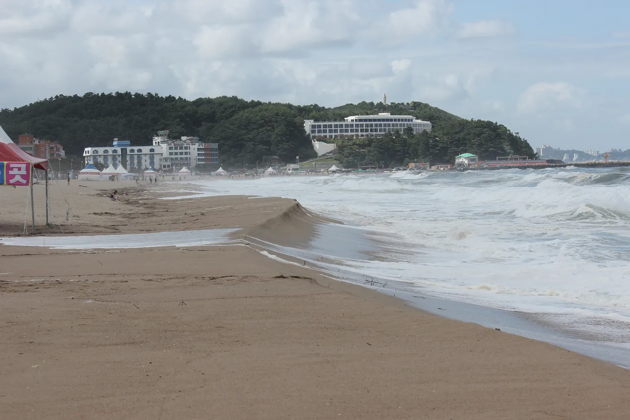 波が寄せる襄陽・洛山海水浴場